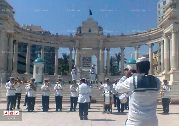 فرقة المارشالات العسكرية تعزف مقطوعات وطنية للمواطنين