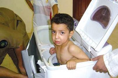 انقاذ طفل علق بـ”غسالة” بـالأردن