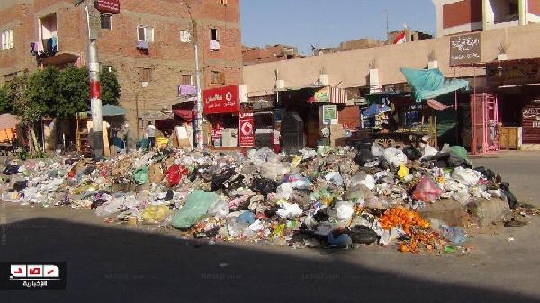 أكوام القمامة تجتاح شوارع بني سويف بعد إضراب عمال النظافة