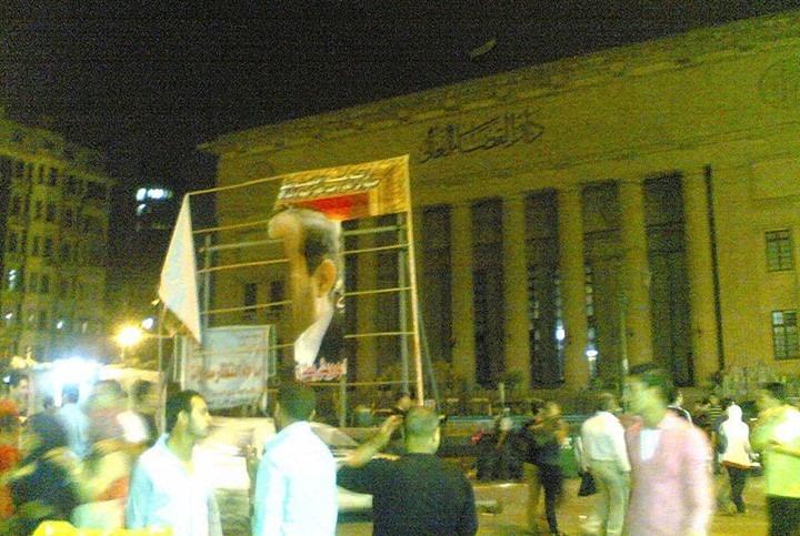 مجهولون يمزقون إحدى أضخم صور السيسي بالقاهرة