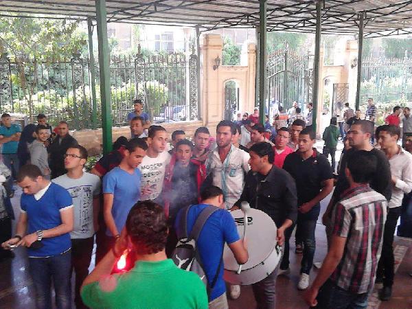 طلاب التعليم المفتوح يتظاهرون بالشماريخ أمام جامعة القاهرة