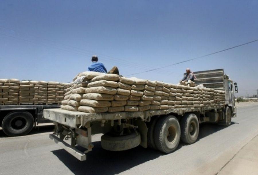 عجلة الحياة في غزة تتوقف على “كيس أسمنت”