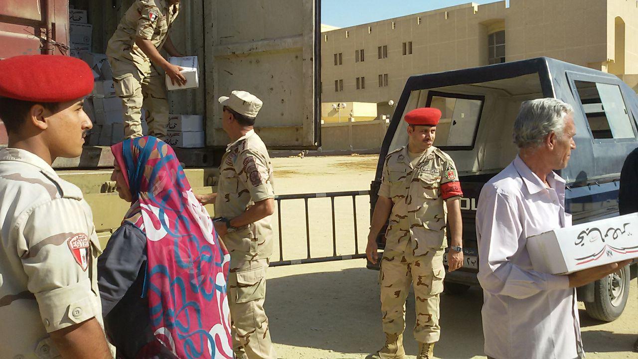 مليونا كرتونة مواد غذائية للبسطاء.. وخبراء: السيسي يكرس لثقافة الشحاتة