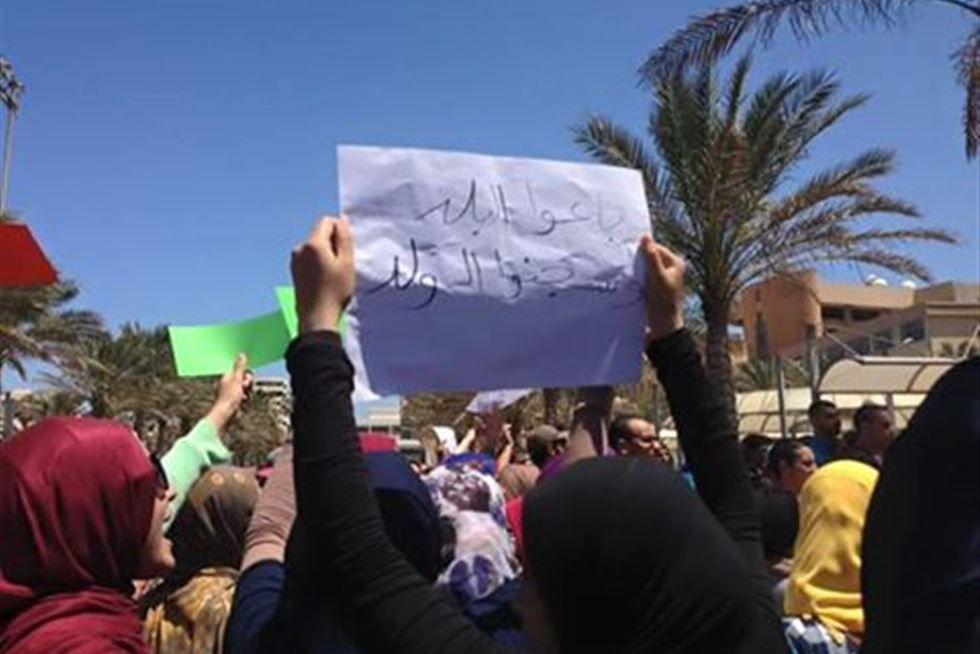 “الثورة مستمرة” يتصدر “تويتر”.. ومغردون: لا يضيع حق وراءه مُطالب