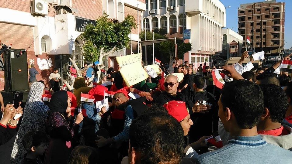 بالصور.. أهالي العريش يتظاهرون تنديدا بفرض حظر التجوال