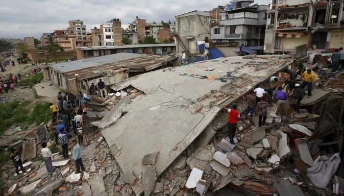 “زلزال كاتماندو” يحصد 1900 شخص.. وفرق الإغاثة تتوافد على نيبال