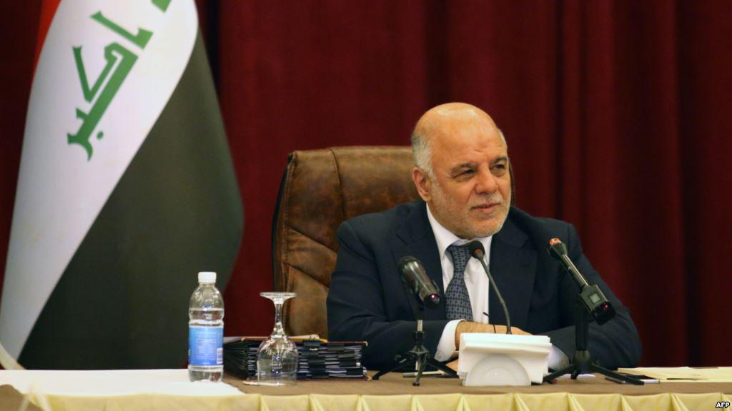 بالفيديو.. برلمانيون يرشقون رئيس الحكومة العراقية بزجاجات المياه