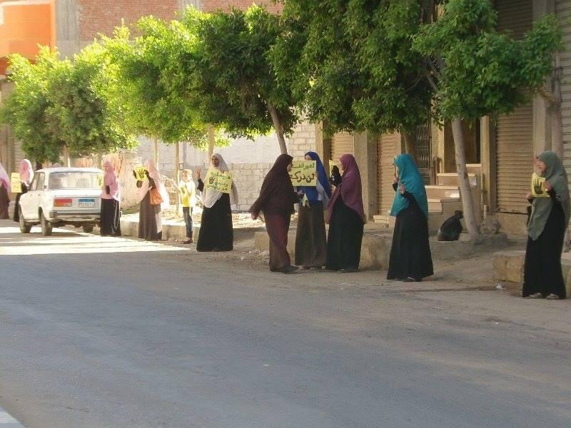 سلسلة بشرية نسائية بأبو حمص فى أسبوع “حاميها حراميها “