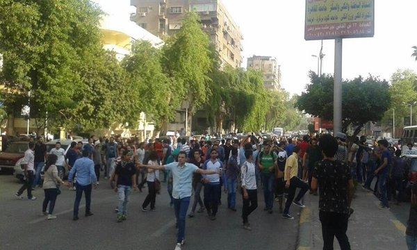 وصول 52 محتجزًا من معسكر الجبل الأحمر إلى نيابة قصر النيل