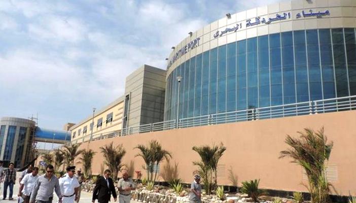 حاملو الأمتعة بميناء الغردقة يواصلون إضرابهم عن العمل ويغلقون الأبواب