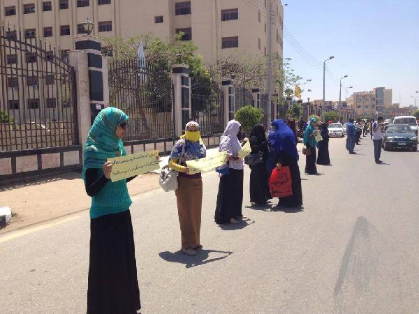 سلسلة بشرية بجامعة كفر الشيخ تنديدا بفصل الطلاب