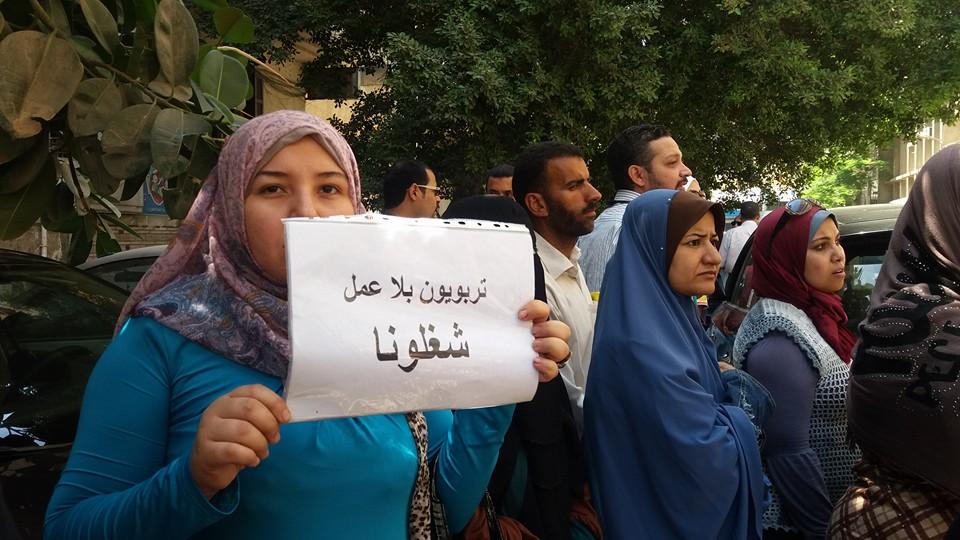 في وقفة “التربويين” ضابط لإحدى المحتجات: “روحي لعيالك”