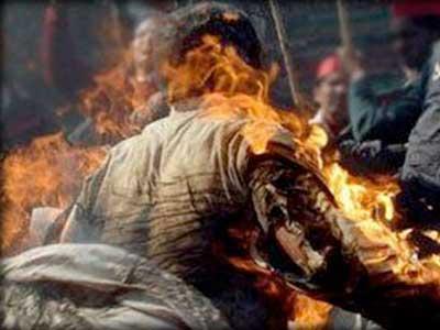 بالفيديو.. مواطن يحاول حرق نفسه بسبب مشروع الإسكان ببورسعيد