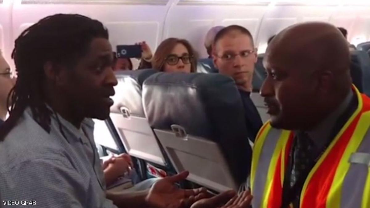 مهازل شركات الطيران مستمرة.. طرد راكب أراد دخول “الحمام”