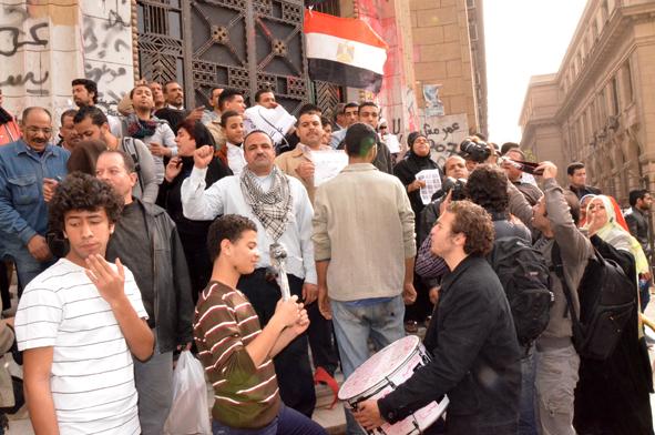 حركات ثورية تتظاهر أمام القضاء العالى للإفراج عن المعتقلين