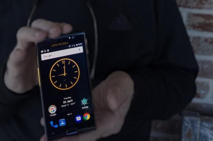 “مكافي”.. هاتف جديد للحماية من القرصنة