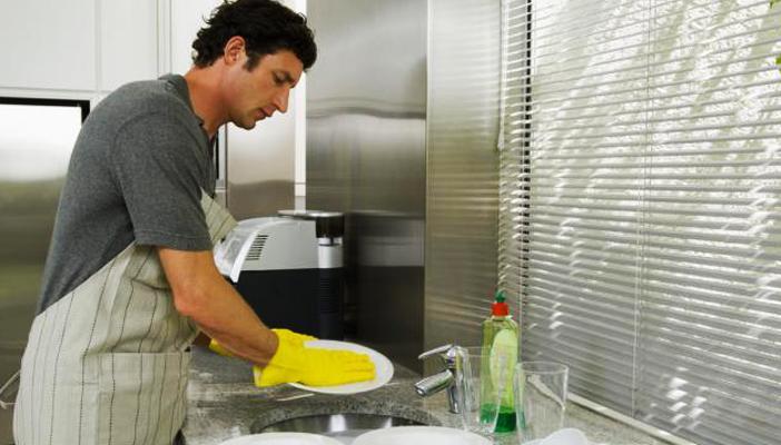 “غسيل الصحون” والأعمال المنزلية تعزز صحة الرجل