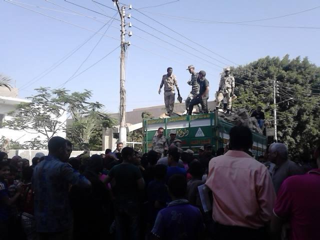 فيديو.. الجيش يطلق النار لتفريق الأهالي بدهشور بالجيزة