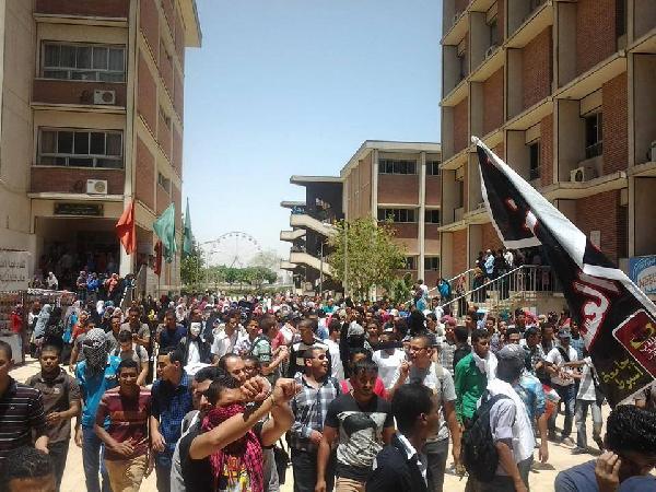 مسيرة بجامعة أسيوط تنديدا بفصل 14 طالب