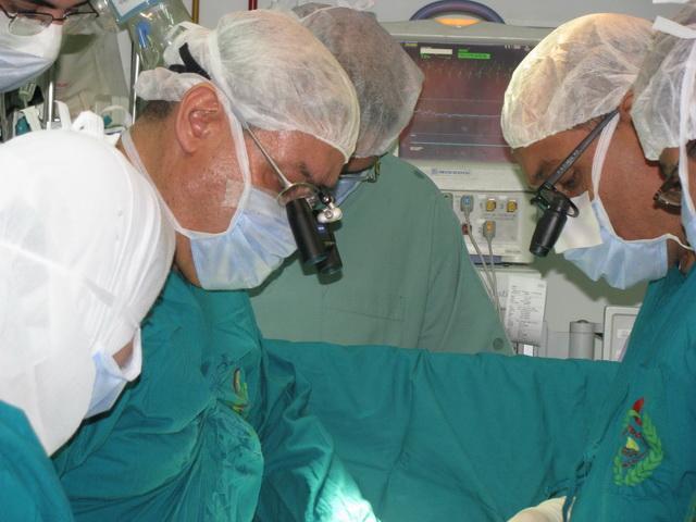 أطباء عالميون يجرون جراحات قلب للأطفال بالإسكندرية  مجانًا