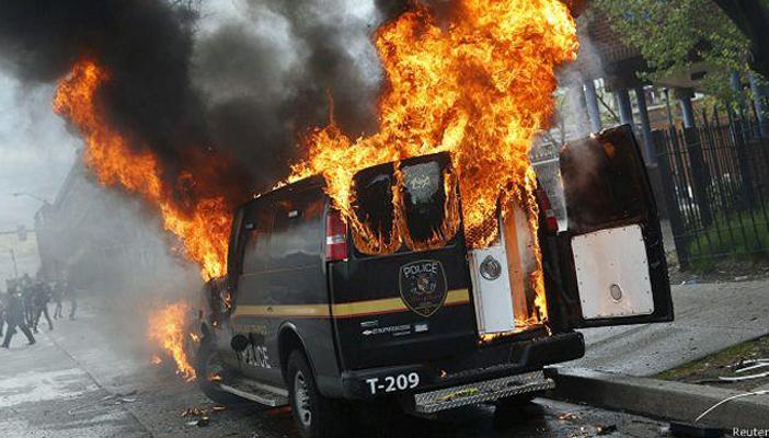 بعد تزايد الاحتجاجات..السلطات الأمريكية تفرض حظر التجوال فى “بالتيمور”