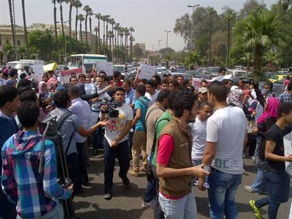 وصول مسيرة طلاب جامعة القاهرة لـ مجلس الوزراء