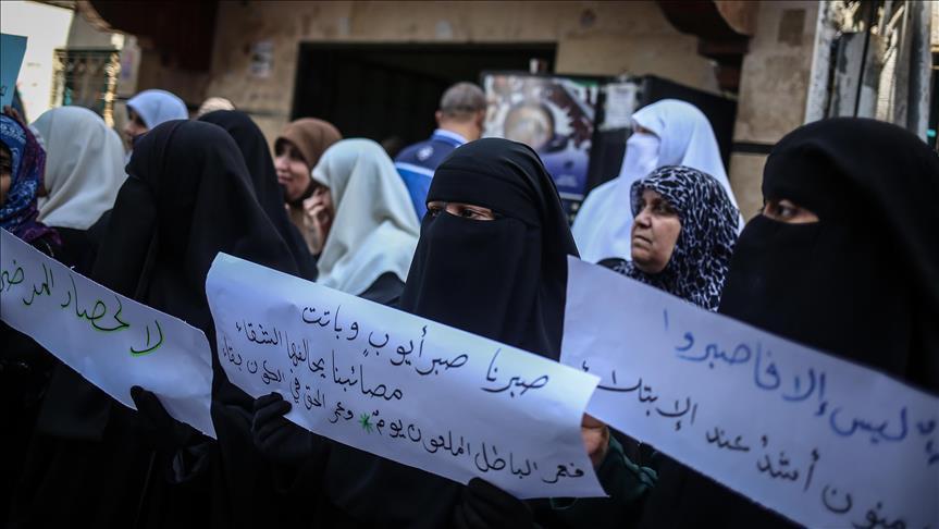 وقفة نسائية في غزة بسبب أزمة الكهرباء.. والسلطة الفلسطينية تضيق الخناق