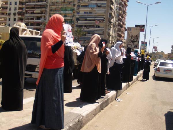 سلسلة لـ”نساء ضد الانقلاب” تنديداً بتعذيب الأطفال ببورسعيد