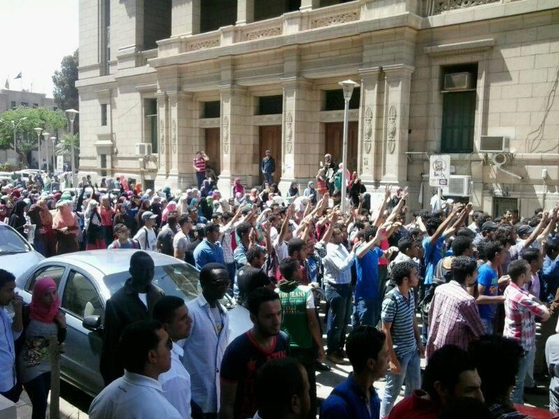 مسيرة في جامعة القاهرة تنديدا باعتقال الطلاب