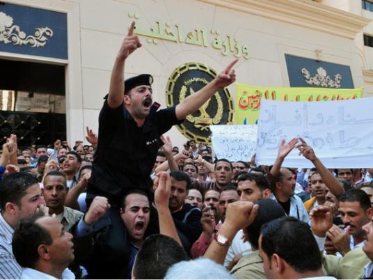 أمناء وأفراد الشرطة يتجمعون أمام وزارة الداخلية لعرض مطالبهم