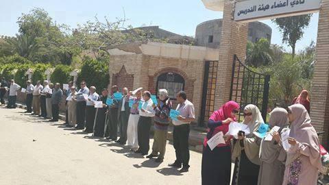 وقفة لأساتذة جامعة المنصورة للمطالبة بالإفراج عن زملائهم