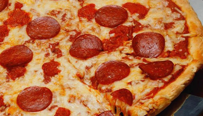 في أمريكا.. لصان سرقا بيتزا وحاولا بيعها للشرطة