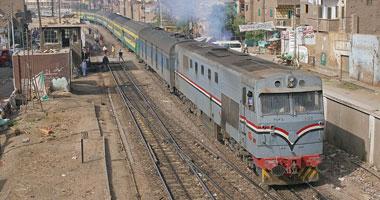 عمال وبريات سمنود يقطعون السكة الحديد لعدم صرف رواتبهم