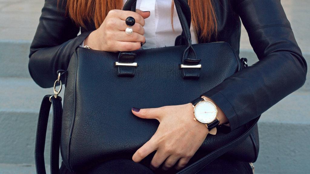 5 مخاطر صحية تحملها السيدات في حقائب اليد.. تعرفي عليها