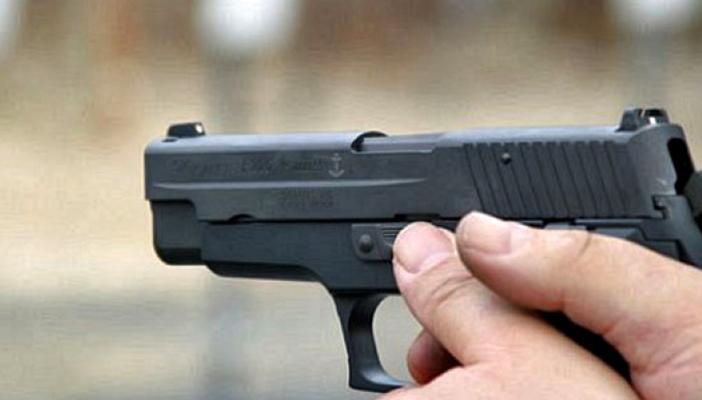 مقتل وإصابة 4 في إطلاق ضابط شرطة الرصاص على أفراد عائلته