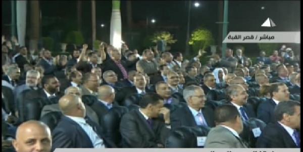 بالفيديو. العمال يهتفون لمرسي لإدخالهم القصر لاول مرة