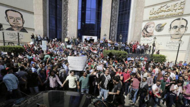 حملة لرفض حظر النشر في محاكمة “متظاهري الأرض”.. ونشطاء: الحرية للشباب