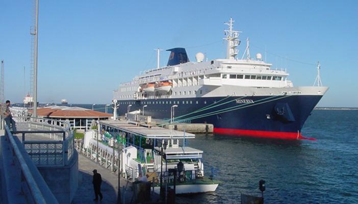 عودة الملاحة بالسويس بعد إخماد حريق بسفينة بضائع