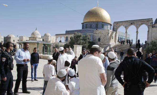 مستوطنون يقتحمون المسجد الأقصى بحراسة من قوات الاحتلال