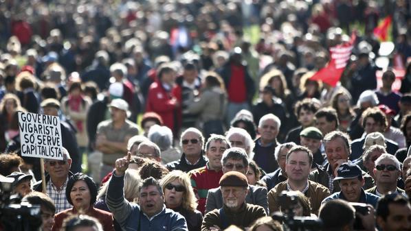 العمال ينزلون للشوارع في عيدهم للمطالبة بالعدالة ورفع الظلم