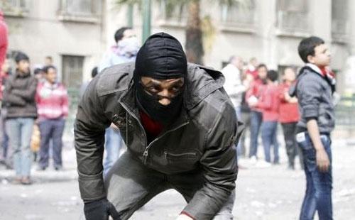 “البلاك بلوك” يهاجمون أمن المتحف المصري بالمولوتوف