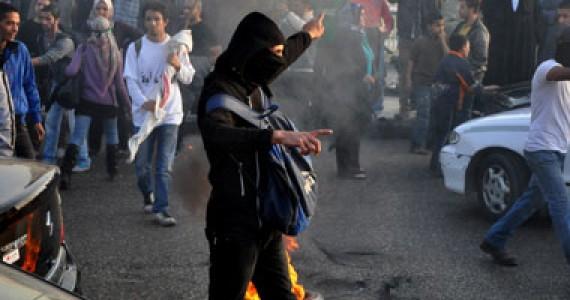 البلاك بلوك يهاجم إحدى المنتقبات وينزع نقابها بشارع المتحف