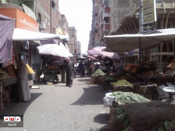 كوم أمبو..الباعة الجائلون يحتلون الشوارع والحمير ترعى في السوق