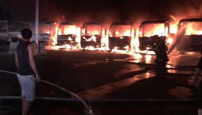 بعد تسريح 50 ألف عامل.. محتجون يضرمون النار بحافلات لشركة “بن لادن”