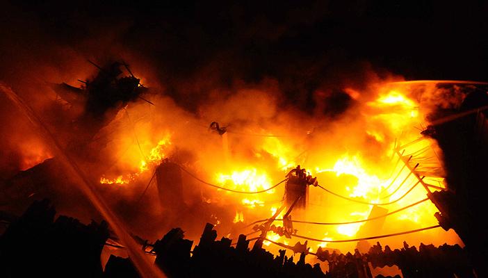 حريق هائل في محاصيل القصب والقمح بالأقصر