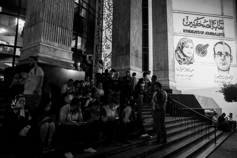 اعتصام الصحفيين أمام النقابة بعد اقتحامها من قوات الأمن