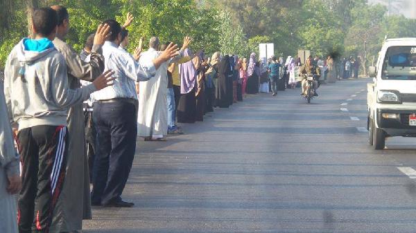 سلاسل بشرية ومسيرات صباحية بميت غمر بالدقهلية
