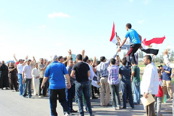 تظاهرة وسلسلة بشرية في “كفر صقر” بالشرقية رفضا للانقلاب
