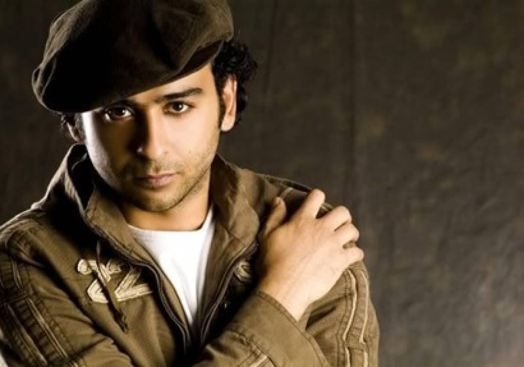 بالفيديو.. الفنان أحمد عزمي: سجنت مع الإخوان شهرا وكانوا بغاية الظرف