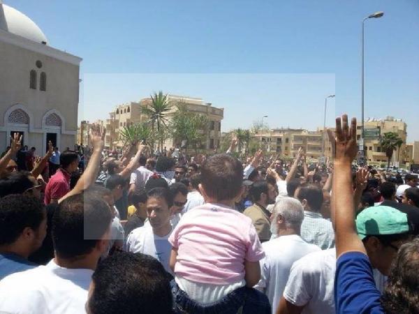 وقفة رافضة للانقلاب بجوار منزل “مرسي”